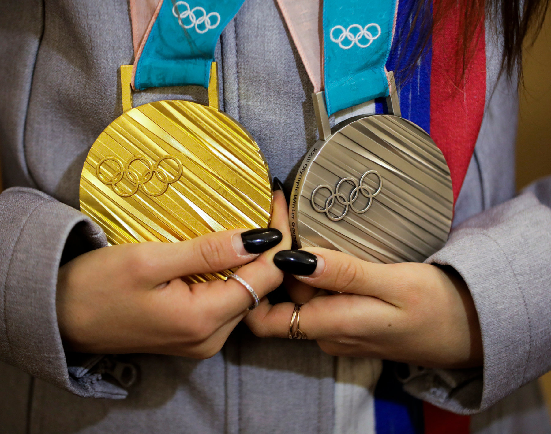 Олимпийская медаль в руках