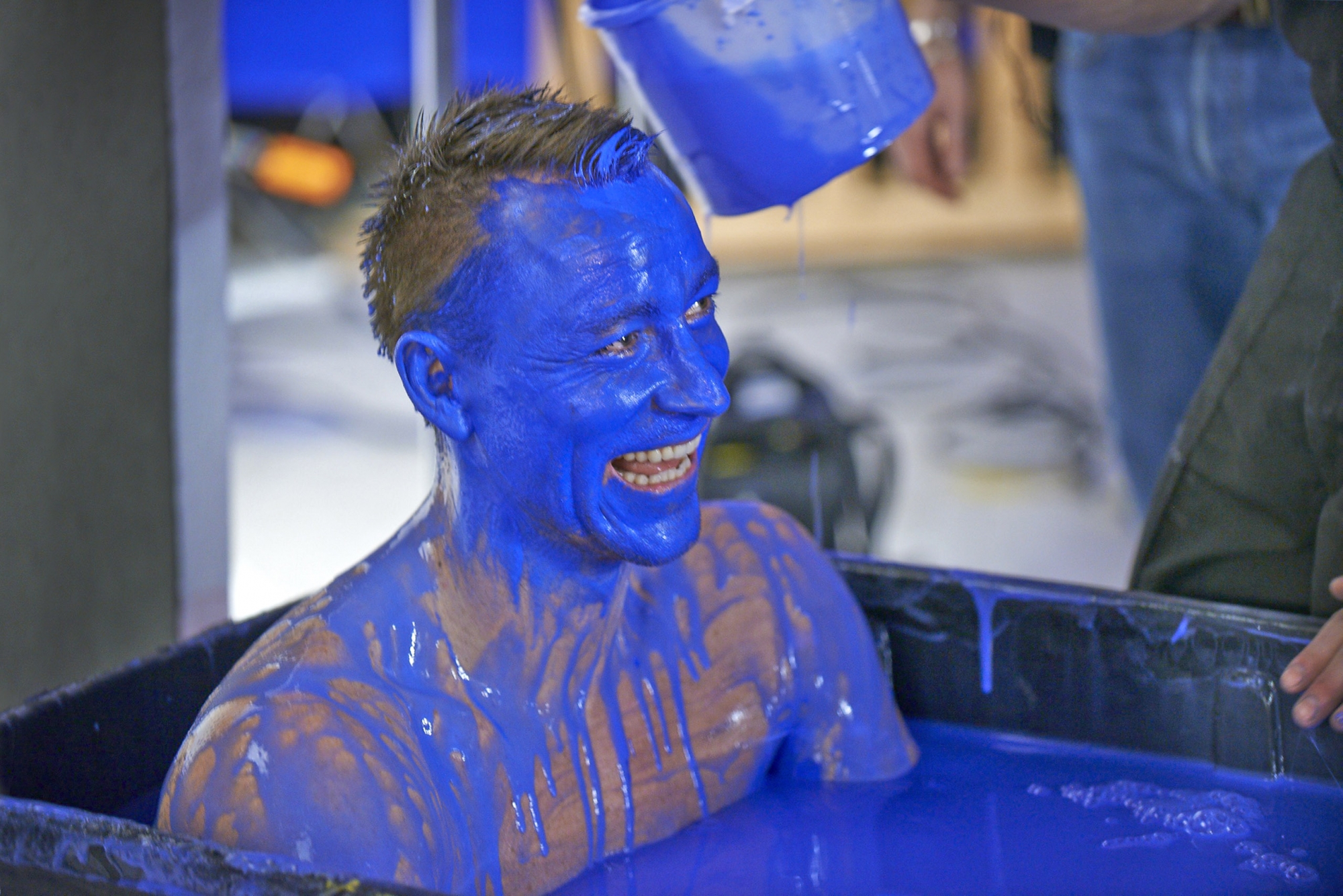 Синий человек в краске